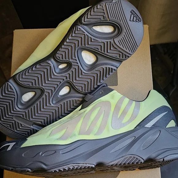 2.5 Boys Yeezy Boost 700 nwt