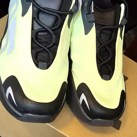 2.5 Boys Yeezy Boost 700 nwt