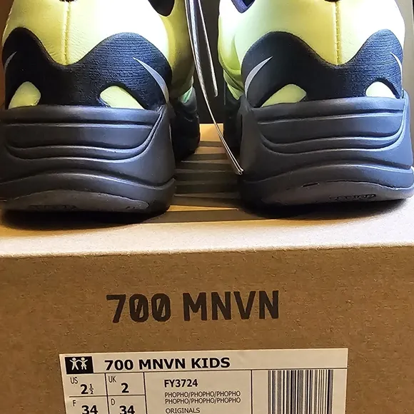 2.5 Boys Yeezy Boost 700 nwt