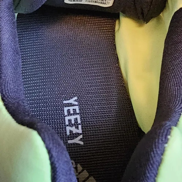 2.5 Boys Yeezy Boost 700 nwt