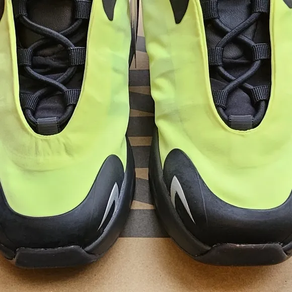 2.5 Boys Yeezy Boost 700 nwt