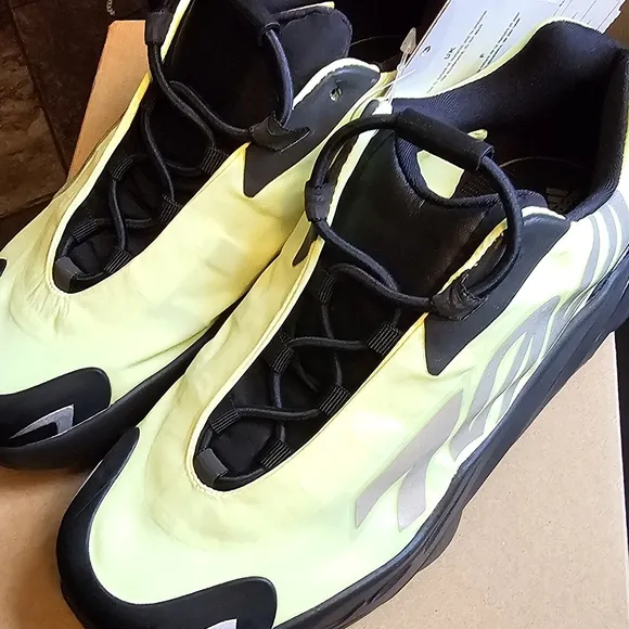 2.5 Boys Yeezy Boost 700 nwt