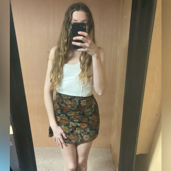 90’s 🇺🇸 Guess Corduroy Mini Skirt