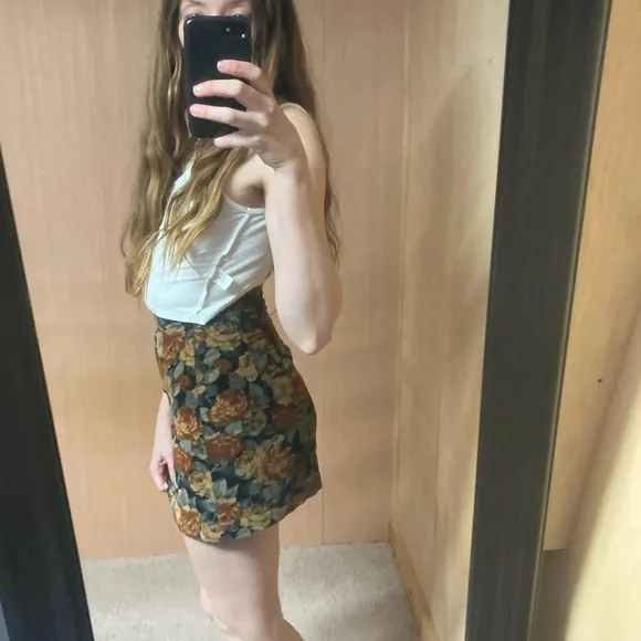 90’s 🇺🇸 Guess Corduroy Mini Skirt