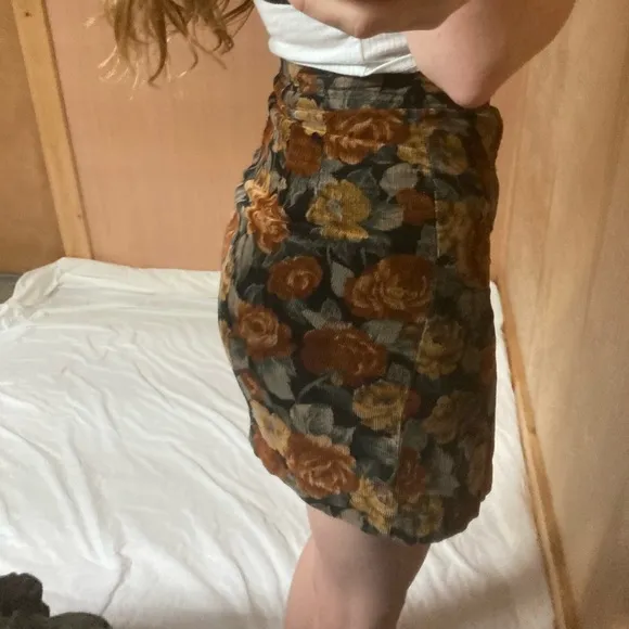 90’s 🇺🇸 Guess Corduroy Mini Skirt