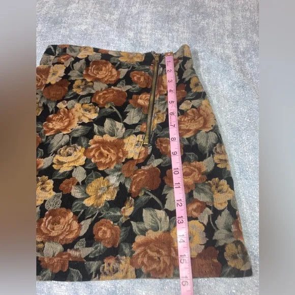 90’s 🇺🇸 Guess Corduroy Mini Skirt