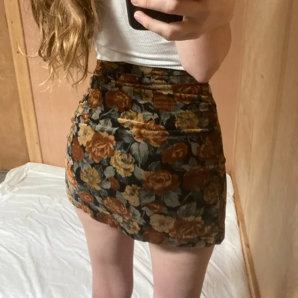 90’s 🇺🇸 Guess Corduroy Mini Skirt