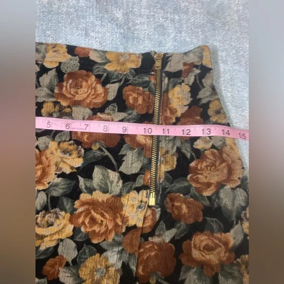 90’s 🇺🇸 Guess Corduroy Mini Skirt