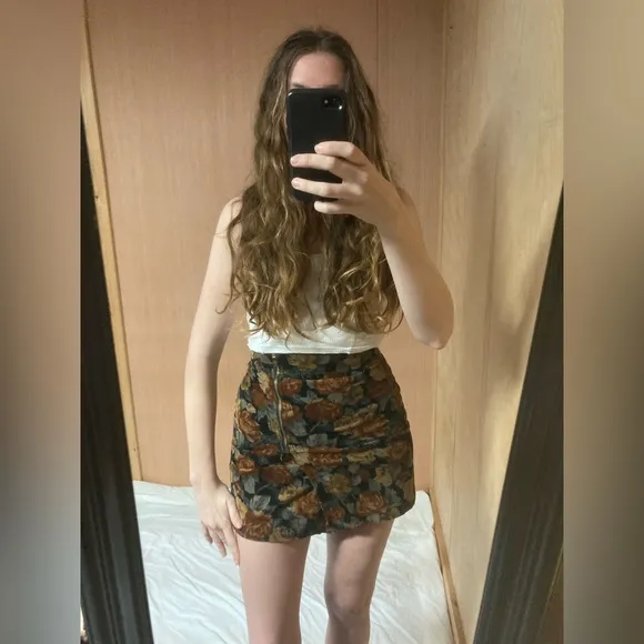 90’s 🇺🇸 Guess Corduroy Mini Skirt