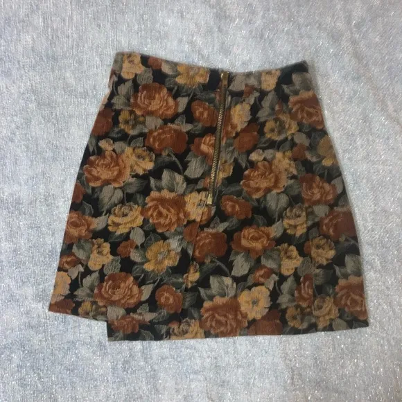 90’s 🇺🇸 Guess Corduroy Mini Skirt