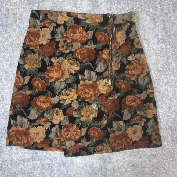 90’s 🇺🇸 Guess Corduroy Mini Skirt