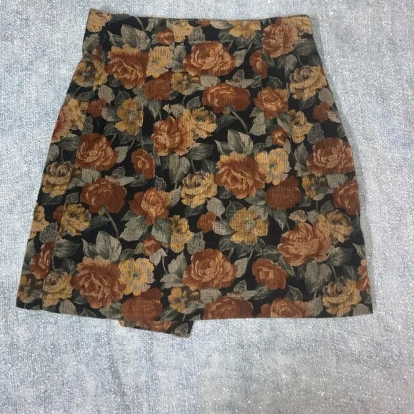 90’s 🇺🇸 Guess Corduroy Mini Skirt
