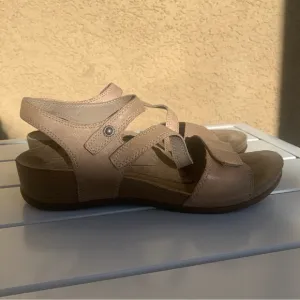Abeo Biosystem tan leather sandals size 9N
