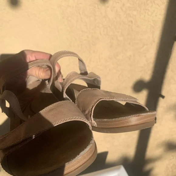 Abeo Biosystem tan leather sandals size 9N