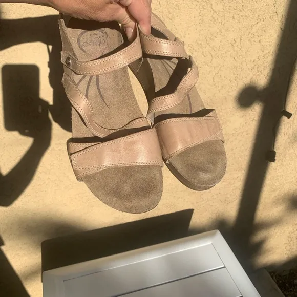 Abeo Biosystem tan leather sandals size 9N