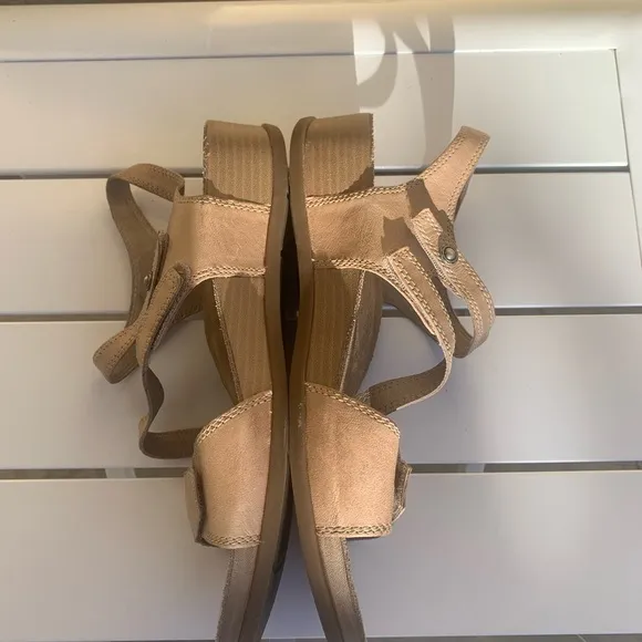 Abeo Biosystem tan leather sandals size 9N