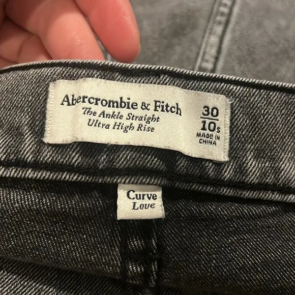 Abercrombie &amp; Fitch Curve Love Ultra High Rise Ankle Straight Jean Size 30