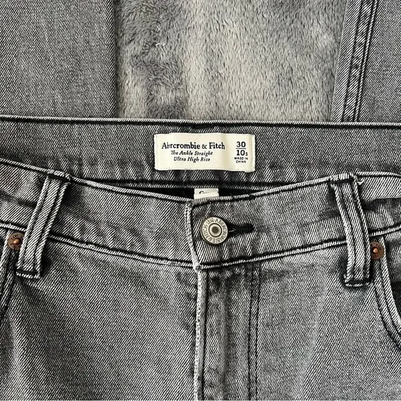 Abercrombie &amp; Fitch Curve Love Ultra High Rise Ankle Straight Jean Size 30
