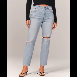 ABERCROMBIE Curve Love Ultra High Rise Ankle Straight Jean