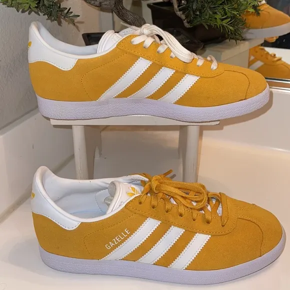 Adidas Gazelle Crew Yellow FX5497 size 7 Men’s Suede upper old school sneaker.