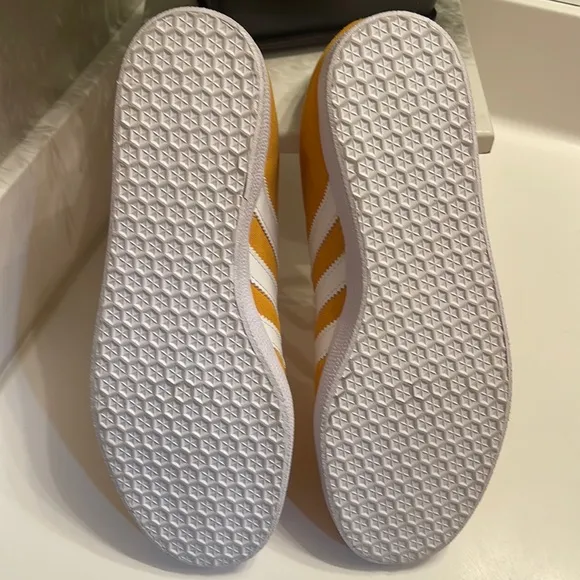 Adidas Gazelle Crew Yellow FX5497 size 7 Men’s Suede upper old school sneaker.