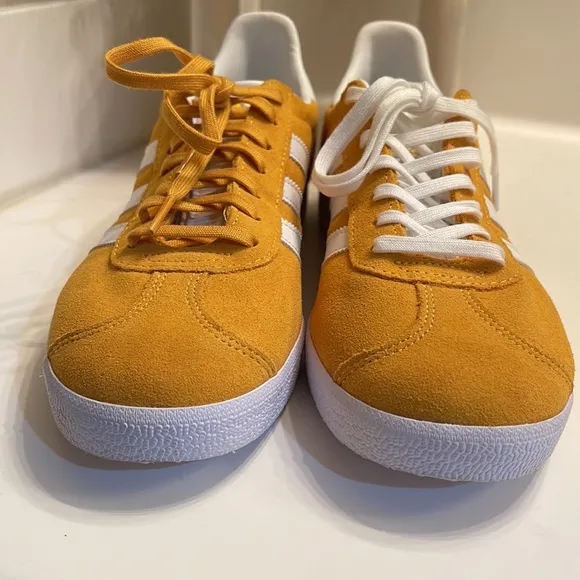 Adidas Gazelle Crew Yellow FX5497 size 7 Men’s Suede upper old school sneaker.