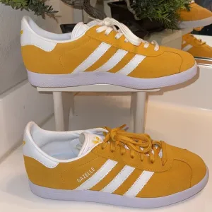 Adidas Gazelle Crew Yellow FX5497 size 7 Men’s Suede upper old school sneaker.