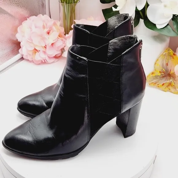 Adrienne Vittadini EUC Trinie Black Boots Women’s Size 8 Chunky Heel Booties.