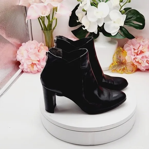 Adrienne Vittadini EUC Trinie Black Boots Women’s Size 8 Chunky Heel Booties.