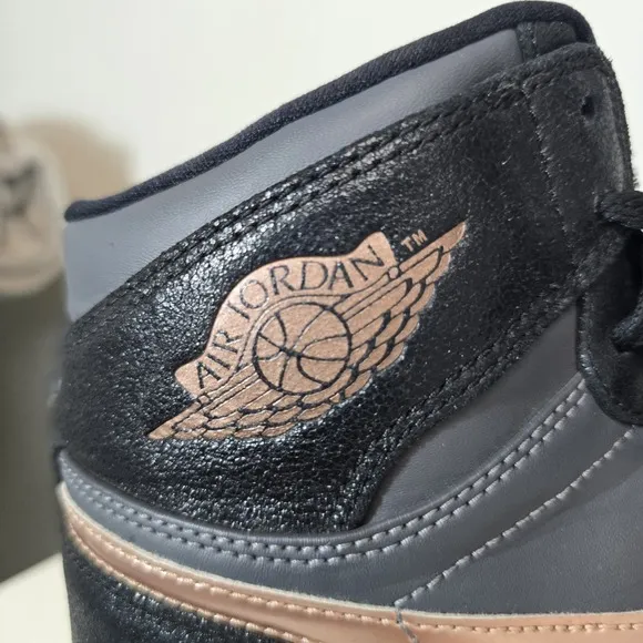 Air Jordan 1 Retro High GS 'Black Metallic Red Bronze 2018 Mens Size 10