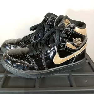 Air Jordan 1 Retro High OG Nike Shoes Black Metallic Gold Shiny Size 6.5 Y -SH2