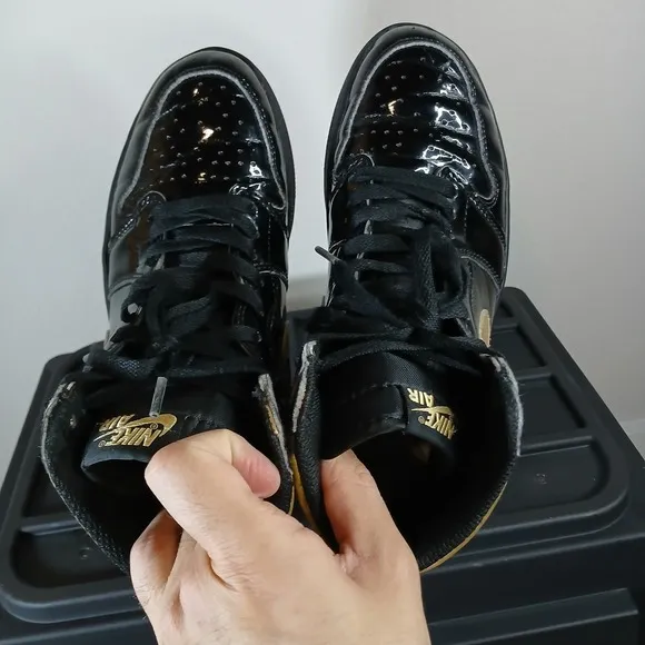 Air Jordan 1 Retro High OG Nike Shoes Black Metallic Gold Shiny Size 6.5 Y -SH2
