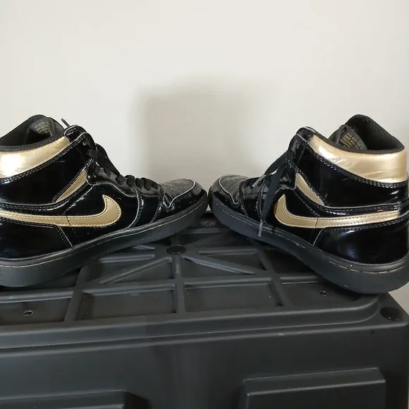 Air Jordan 1 Retro High OG Nike Shoes Black Metallic Gold Shiny Size 6.5 Y -SH2
