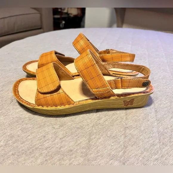 ALEGRIA Verona Engraver Sz 37 US 7-7.5 Tan Plaid Sandals Adj Straps