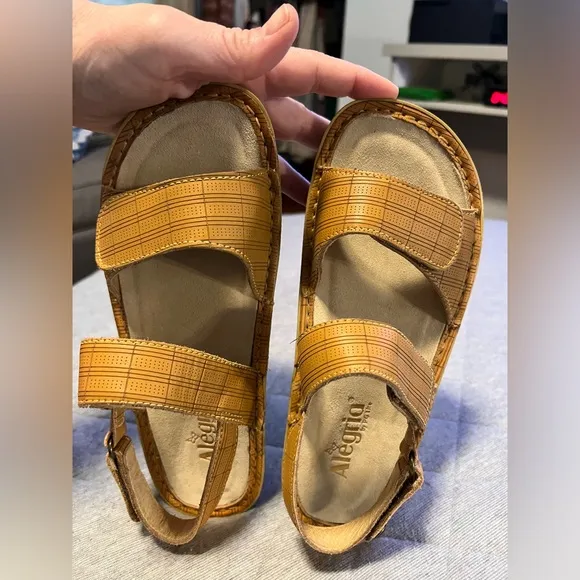 ALEGRIA Verona Engraver Sz 37 US 7-7.5 Tan Plaid Sandals Adj Straps