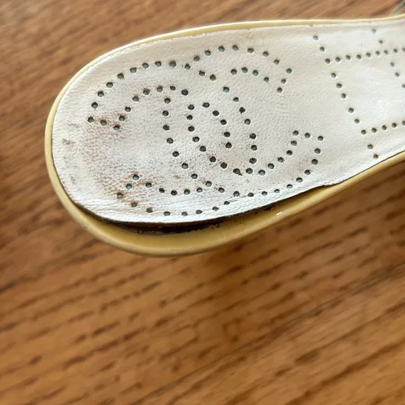 Authentic and vintage Chanel heeled shoes Size 7.5 B