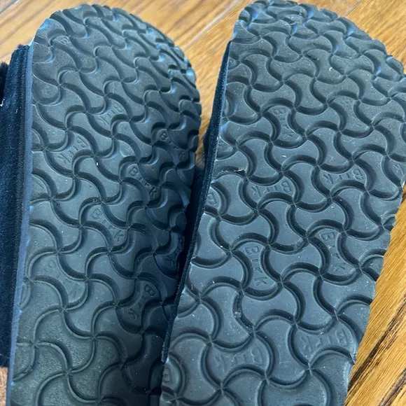Birkenstock Arizona sherpa fur lined sandals. Great used condition. Size 9.5.