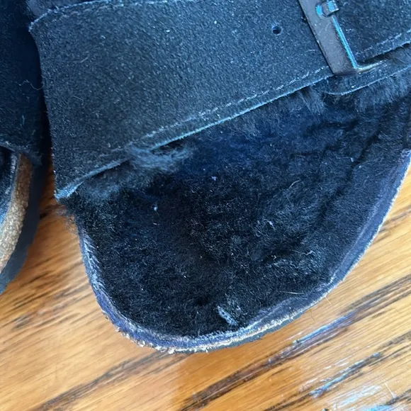 Birkenstock Arizona sherpa fur lined sandals. Great used condition. Size 9.5.