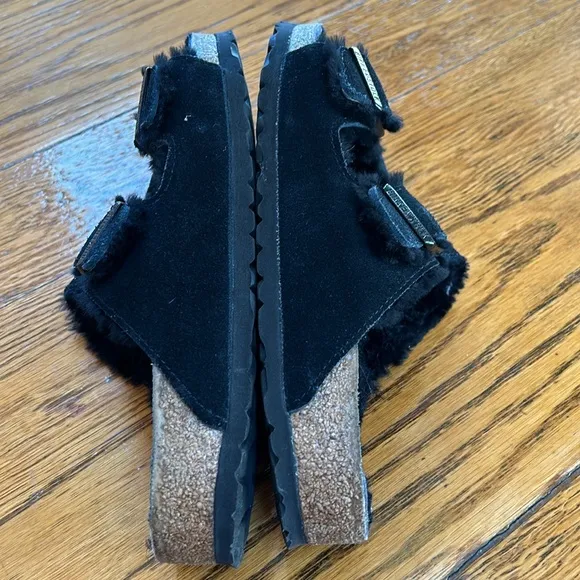 Birkenstock Arizona sherpa fur lined sandals. Great used condition. Size 9.5.