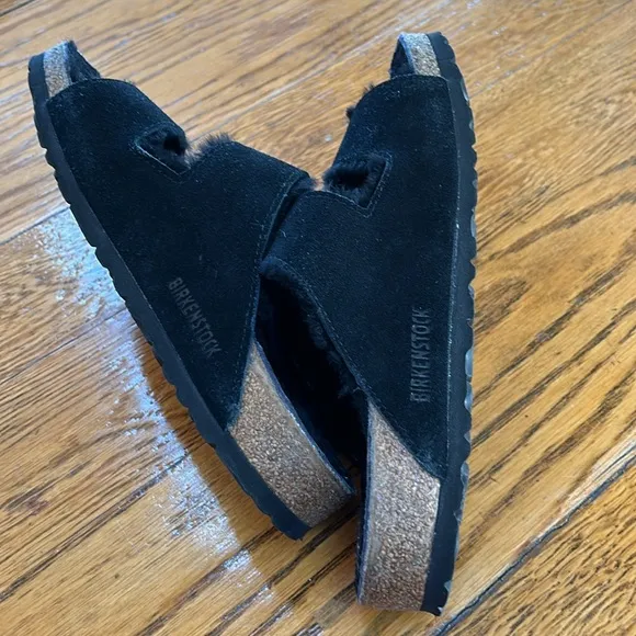 Birkenstock Arizona sherpa fur lined sandals. Great used condition. Size 9.5.