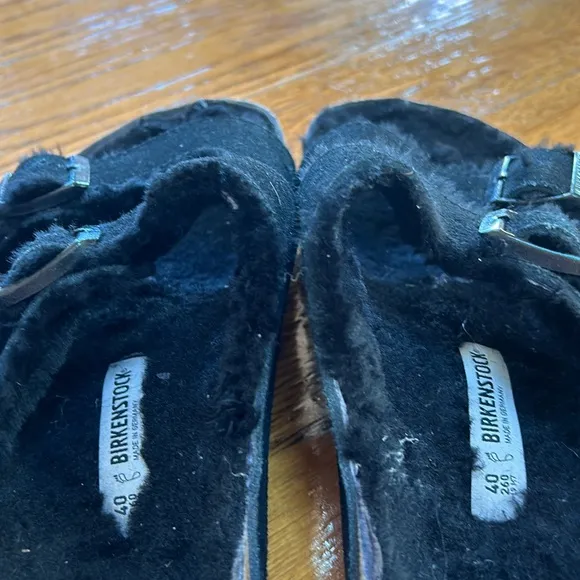 Birkenstock Arizona sherpa fur lined sandals. Great used condition. Size 9.5.