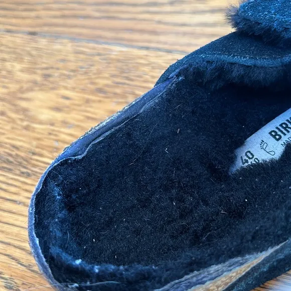 Birkenstock Arizona sherpa fur lined sandals. Great used condition. Size 9.5.