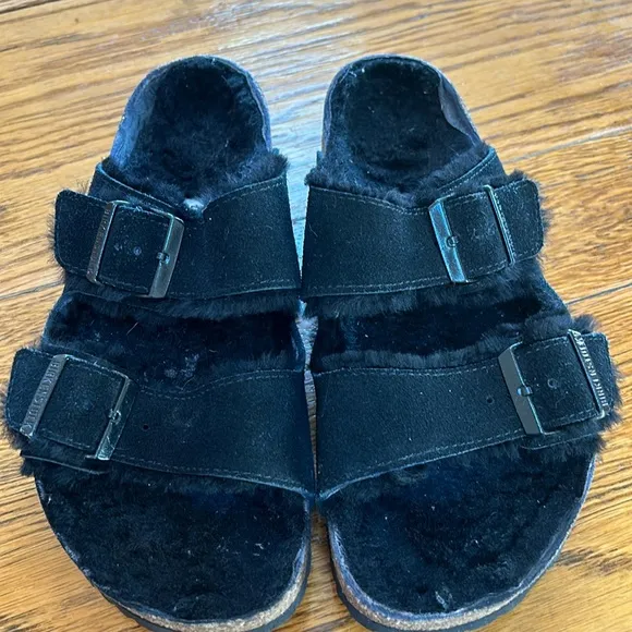 Birkenstock Arizona sherpa fur lined sandals. Great used condition. Size 9.5.