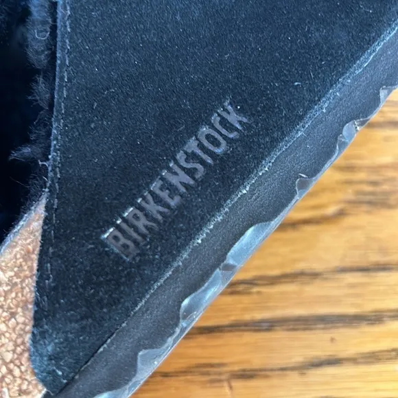 Birkenstock Arizona sherpa fur lined sandals. Great used condition. Size 9.5.