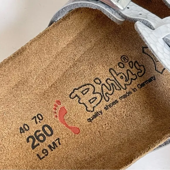 Birki’s by Birkenstock Xenia Silver Sandals Women’s Size 9 Dynamic Footbed