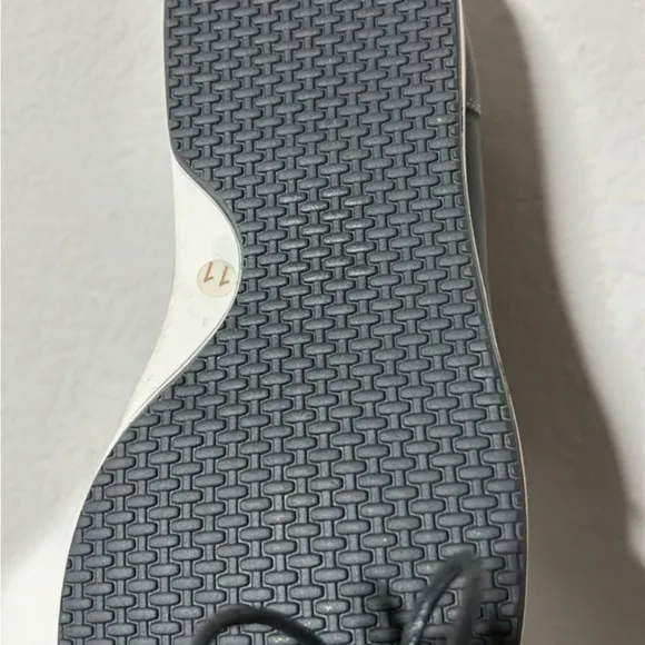 Black and White Oxford Shoes with Sleek Silhouette