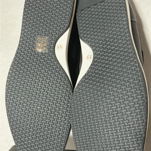 Black and White Oxford Shoes with Sleek Silhouette
