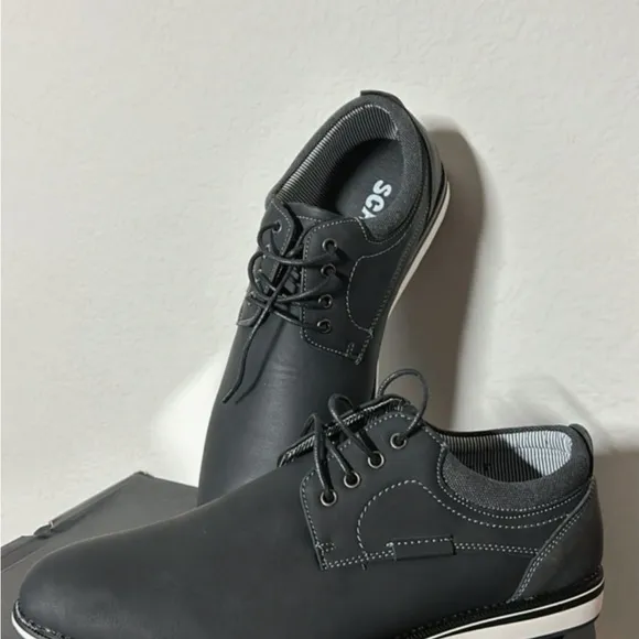 Black and White Oxford Shoes with Sleek Silhouette