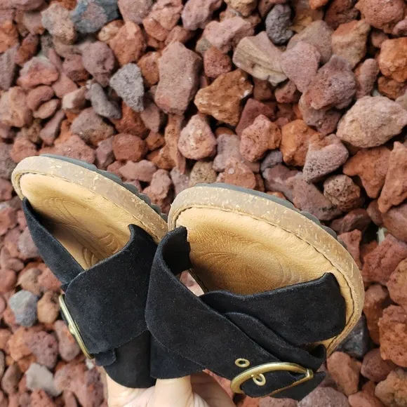 BORN Rio Sandals Women's Size 8 Black Suede Leather Buckle Cross Straps Open Toe