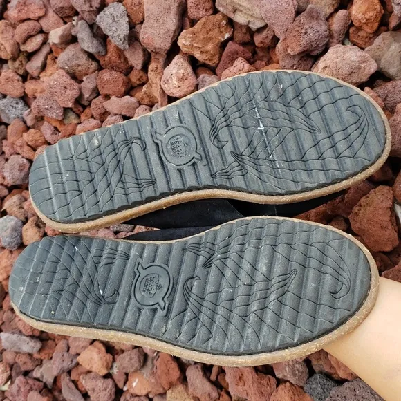 BORN Rio Sandals Women's Size 8 Black Suede Leather Buckle Cross Straps Open Toe